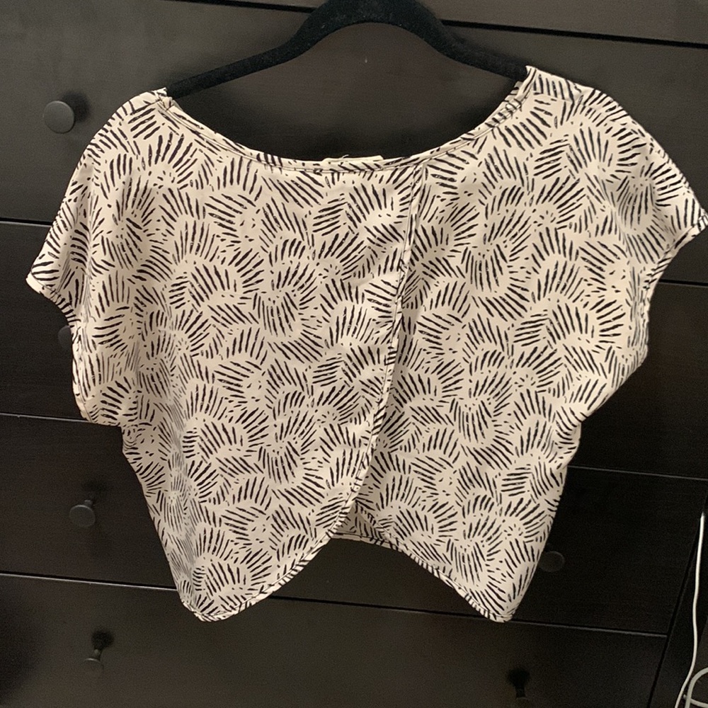 Partially opened back blouse - Picture 2 of 2